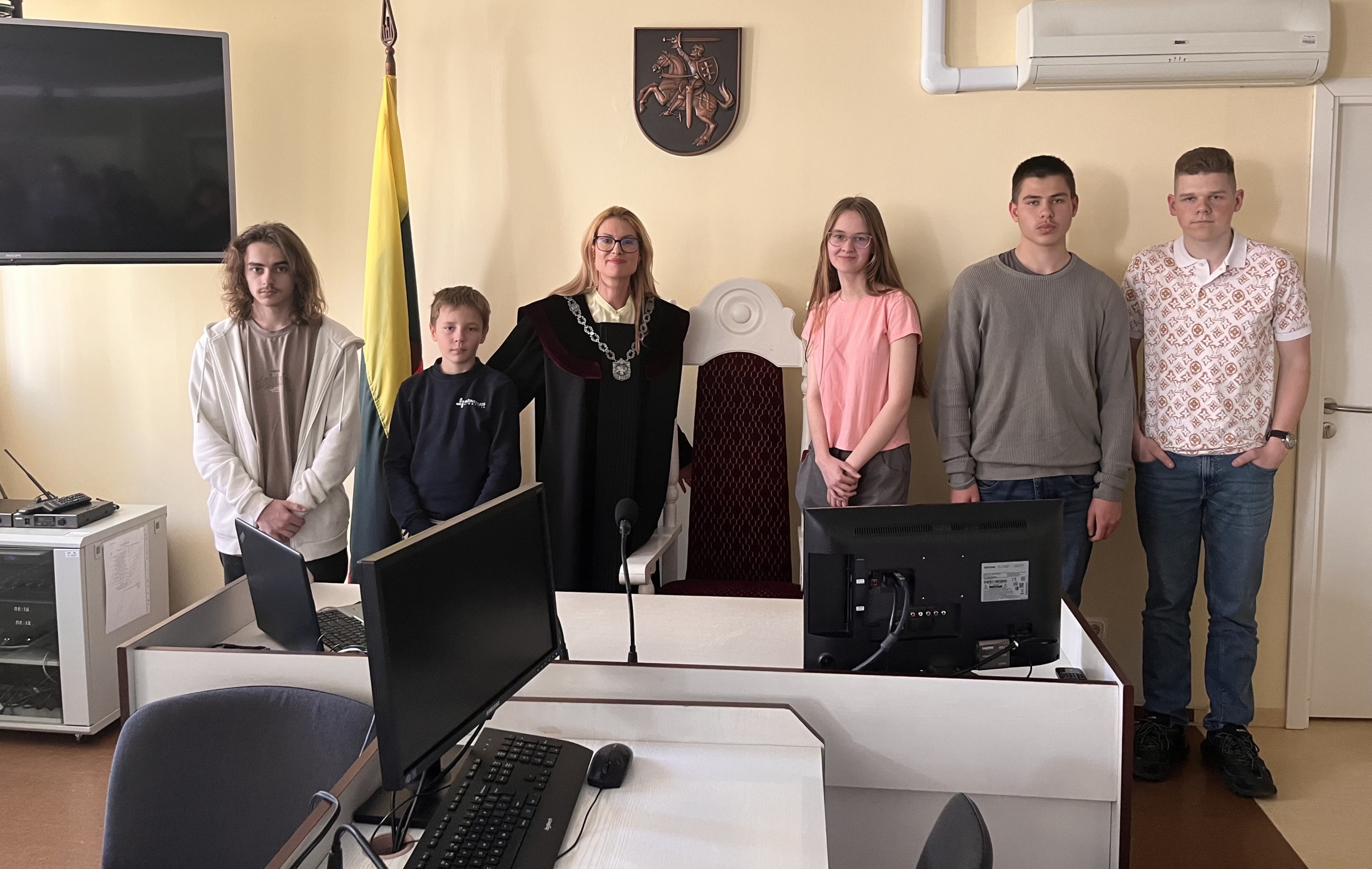 Pažintis su teisine sistema: gimnazistų vizitas teisme