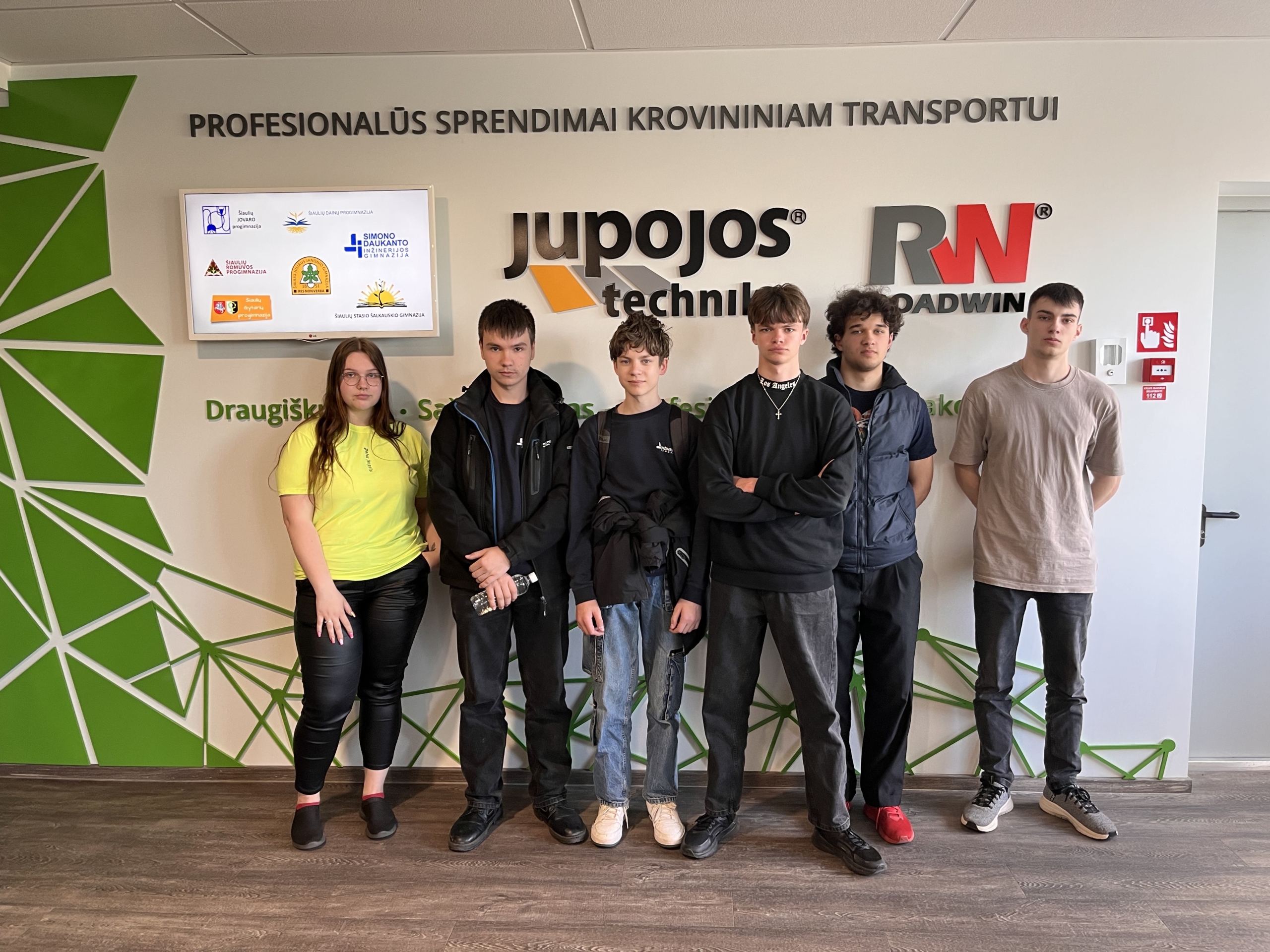 Karjeros kelio paieškos: mokiniai susipažino su profesijomis UAB „Jupojos technika“