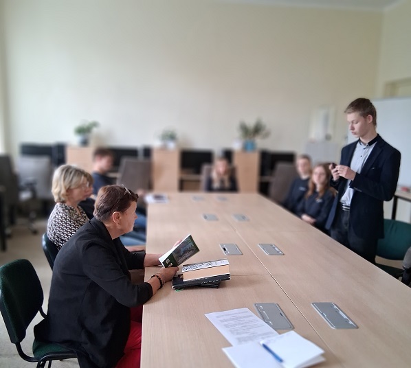 Tradicinis skaitytojų klubo susitikimas bibliotekoje rugsėjį