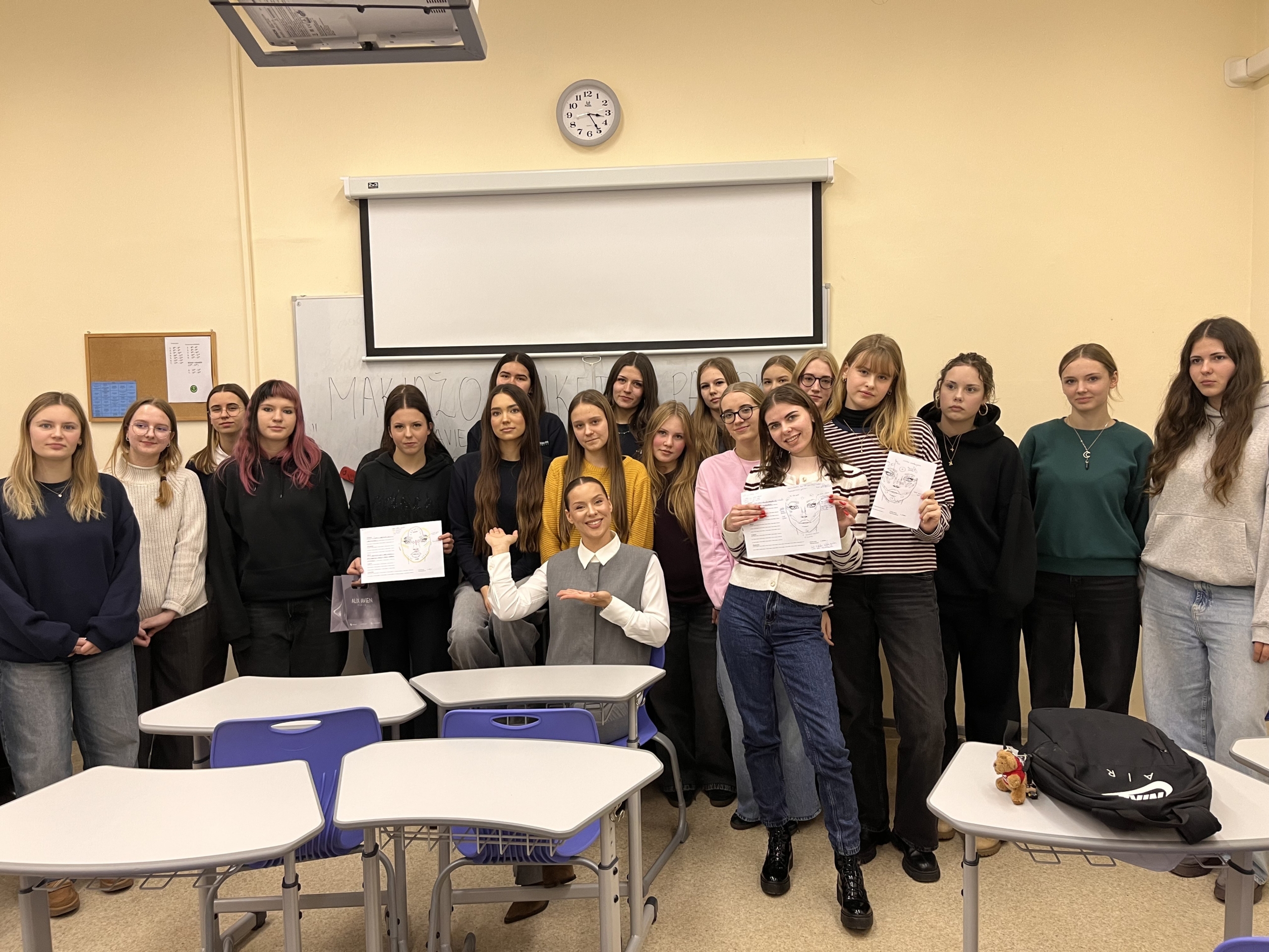 Alix Avien komanda gimnazijoje: pažintis su visažisto pasauliu ir praktinės makiažo etiketo pamokos