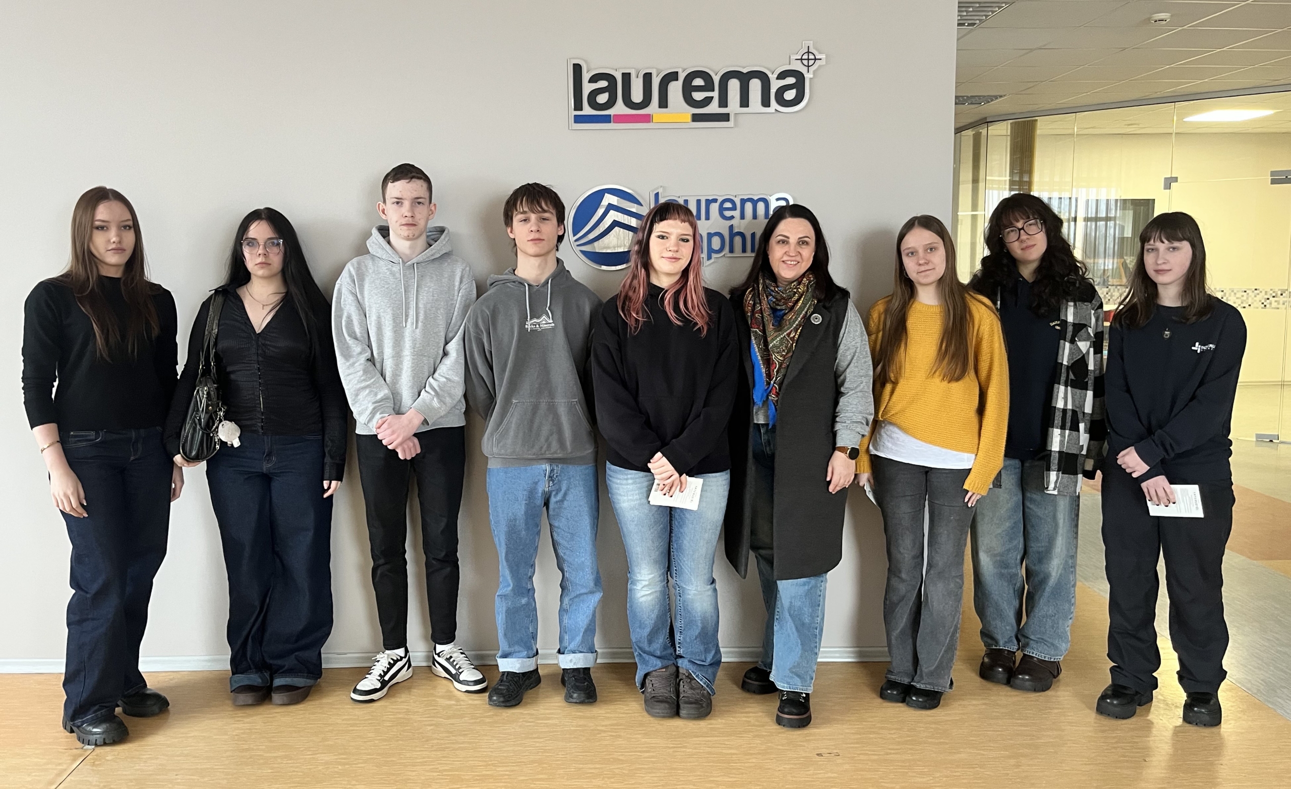 Iš arti apie kūrybinį darbą: mokinių pažintis su grafikos dizainu