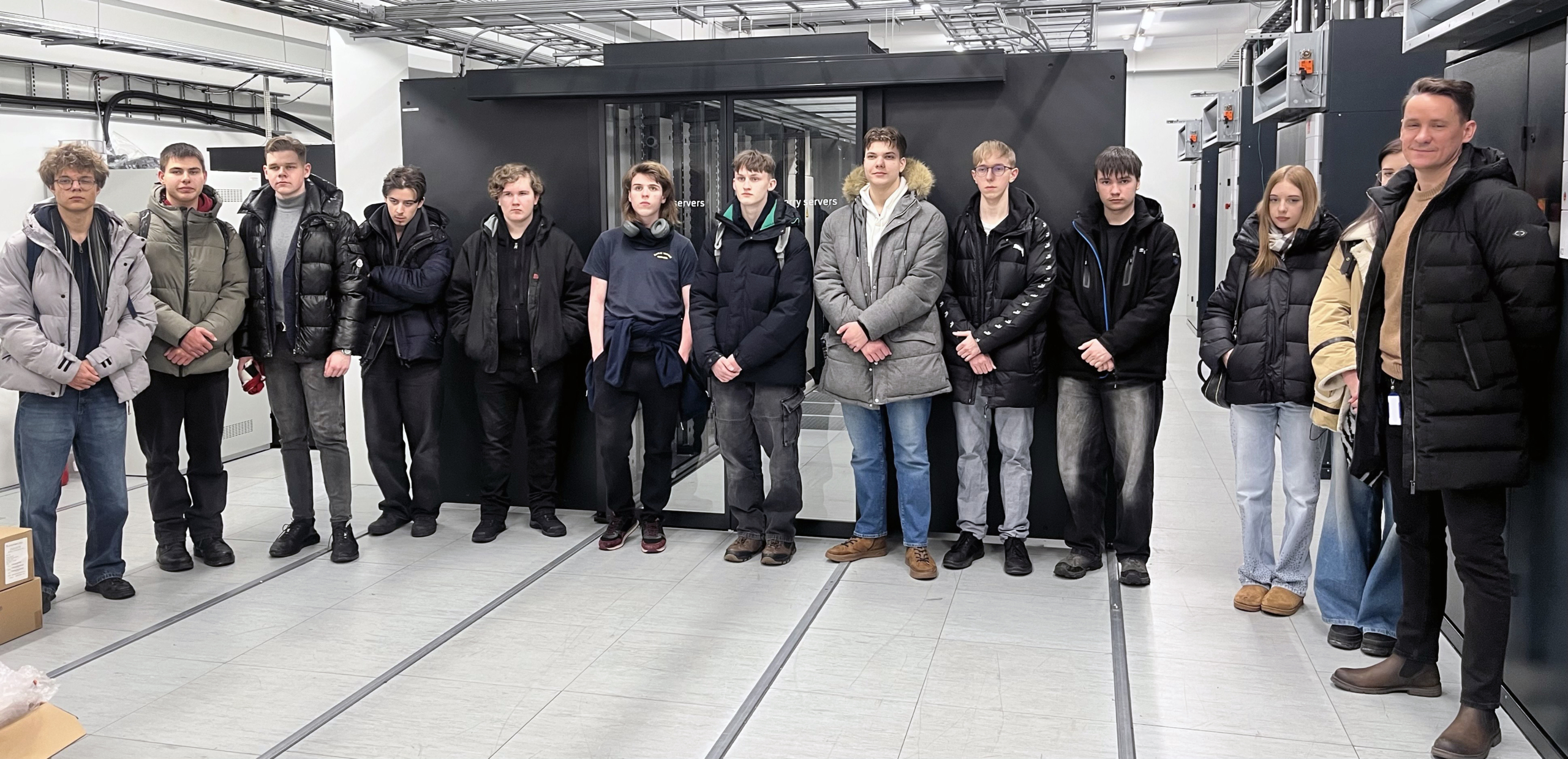 Nuo serverių iki karjeros galimybių – gimnazistų vizitas „Cherry Servers“