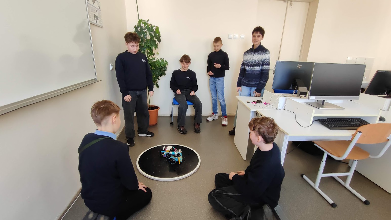 Šiaulių Simono Daukanto inžinerijos gimnazijos mokiniai ruošiasi robotikos varžyboms „Saulės robotų mūšis 2026“