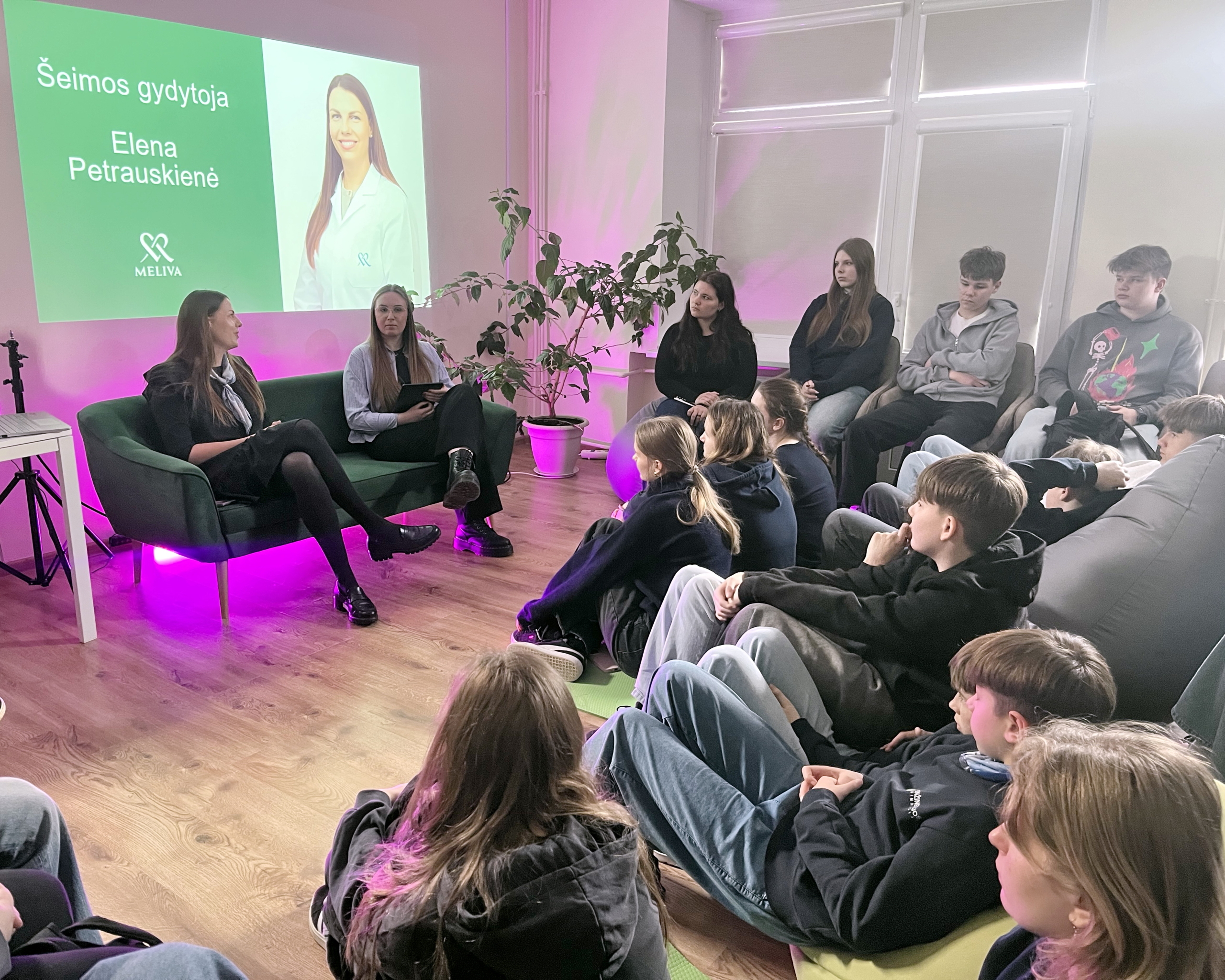 Nuo termometro iki svajonių profesijos: susitikimas su šeimos gydytoja Open jaunimo erdvėje