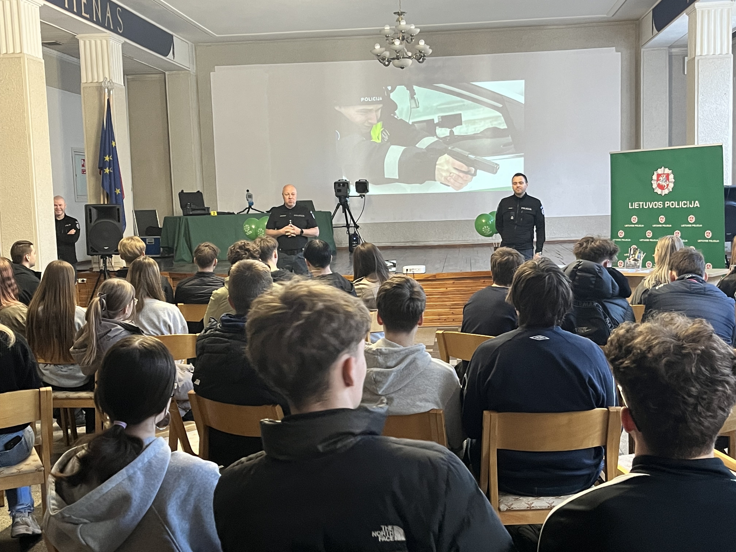 Dvi dienos, kupinos iššūkių: gimnazistai tyrinės policijos profesiją