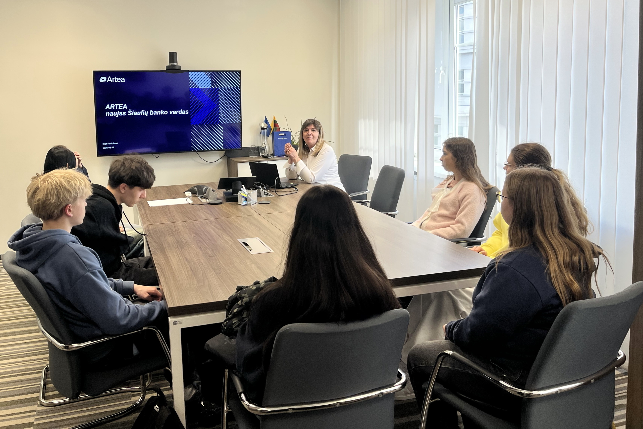 Gimnazistai išbandė bankininko profesiją „Artea“ banke