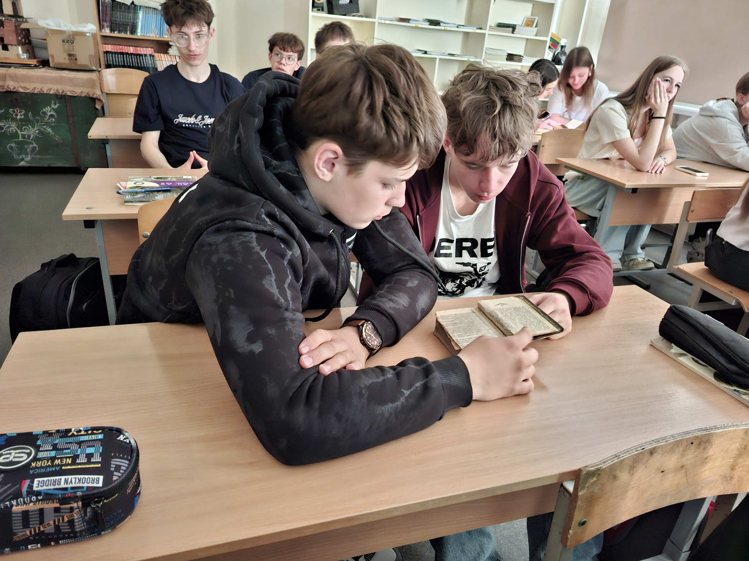 Kai istorija atgyja: penktokai, šeštokai ir gimnazistai vartė spaudos draudimo laikų leidinius