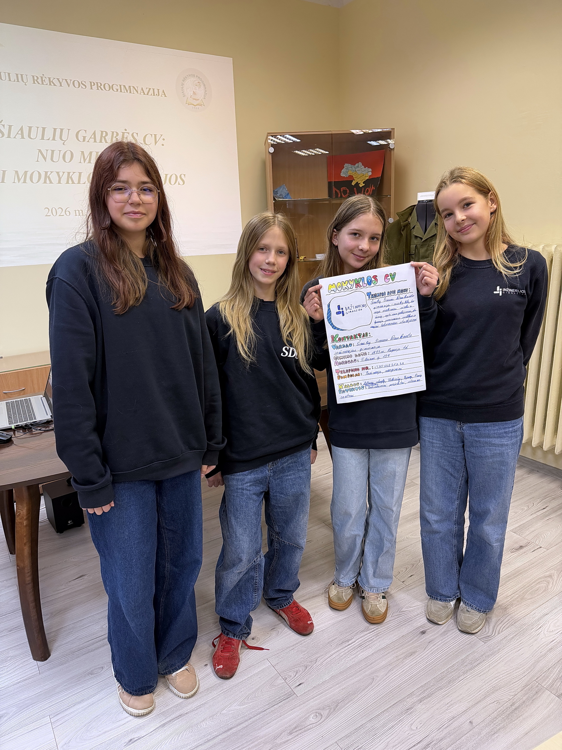 Gimnazijos šeštokės dalyvavo renginyje „Šiaulių garbės CV“